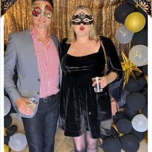 Hi I’m Amanda a top rated seller I ship Wednesday, Friday and Saturdays